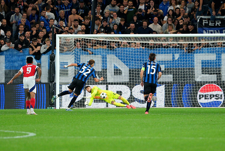 David Raya ratuje bramke w karnym