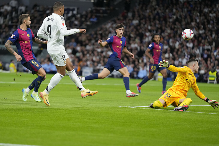 Mbappe strzela bramka z Barceloną