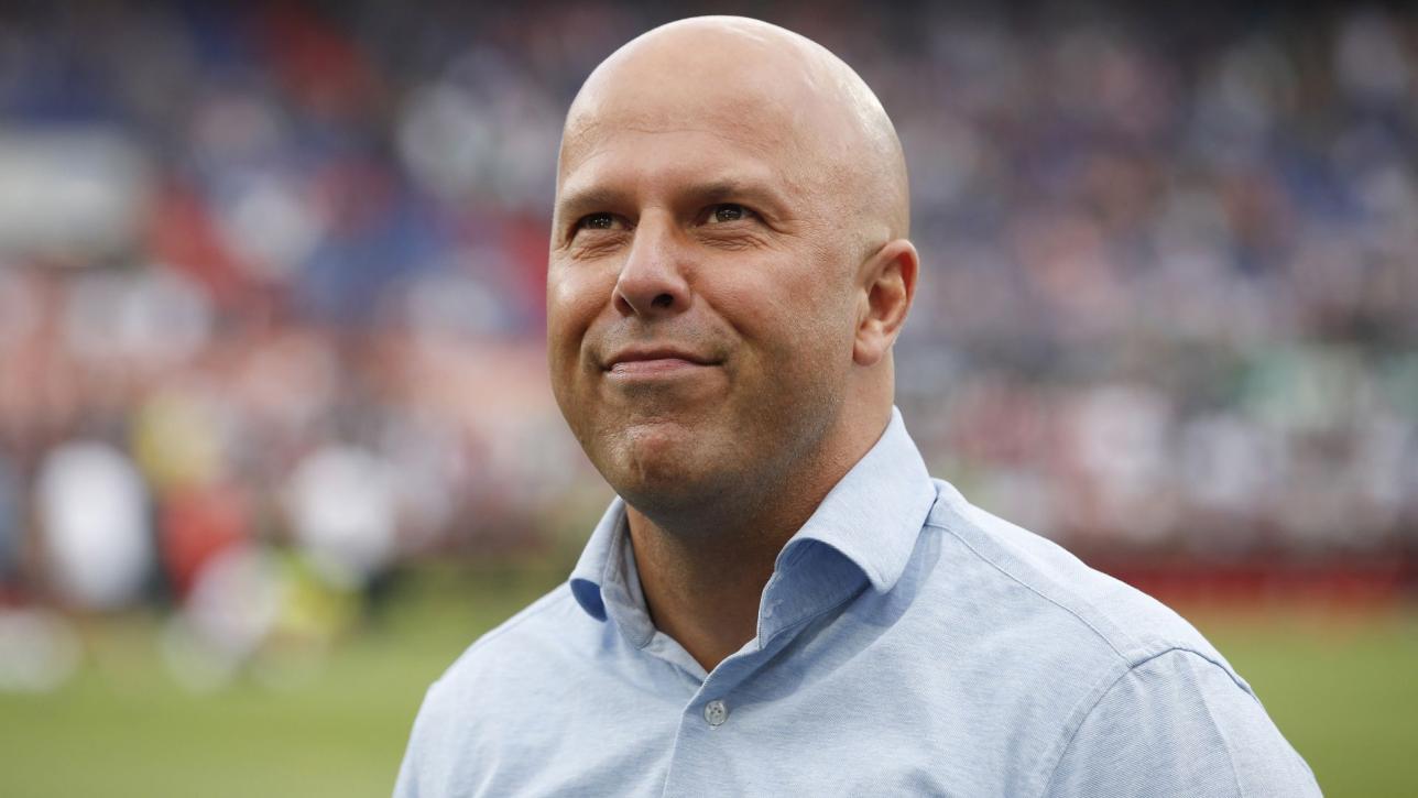 Arne Slot uśmiecha się